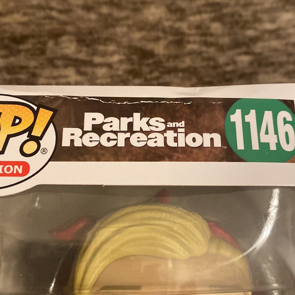 Funko POP Television Parks and Recreation Leslie The Riveter - Picture 2 of 8